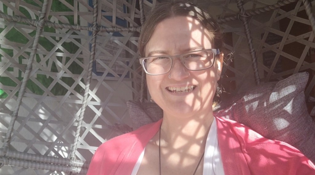 Day 189: 6th July 2022 | Part 2 | Swinging in my egg chair reading 📖&nbsp;😁